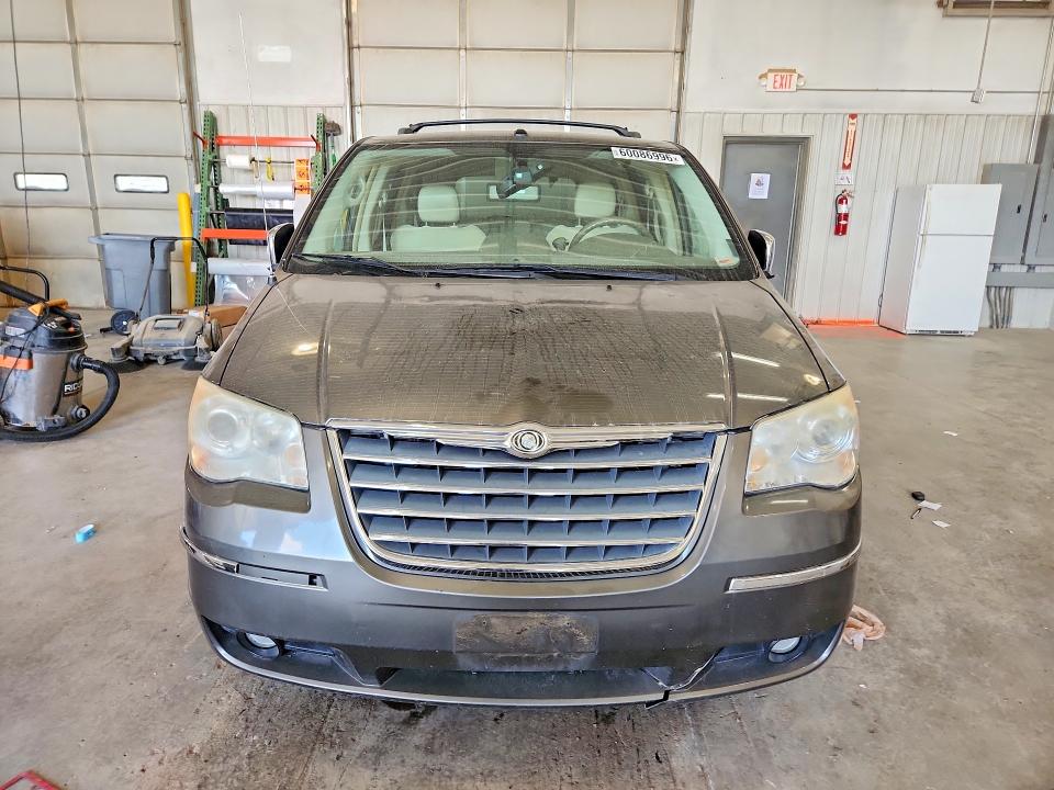2010 Chrysler Town & country VIN 2A4RR6DX8AR239966 COPART salvage auction — MINOR DENT/SCRATCHES, MO - SALVAGE CERTIFICATE OF TITLE, sold $70 on 2026-07-28 (photo 5)