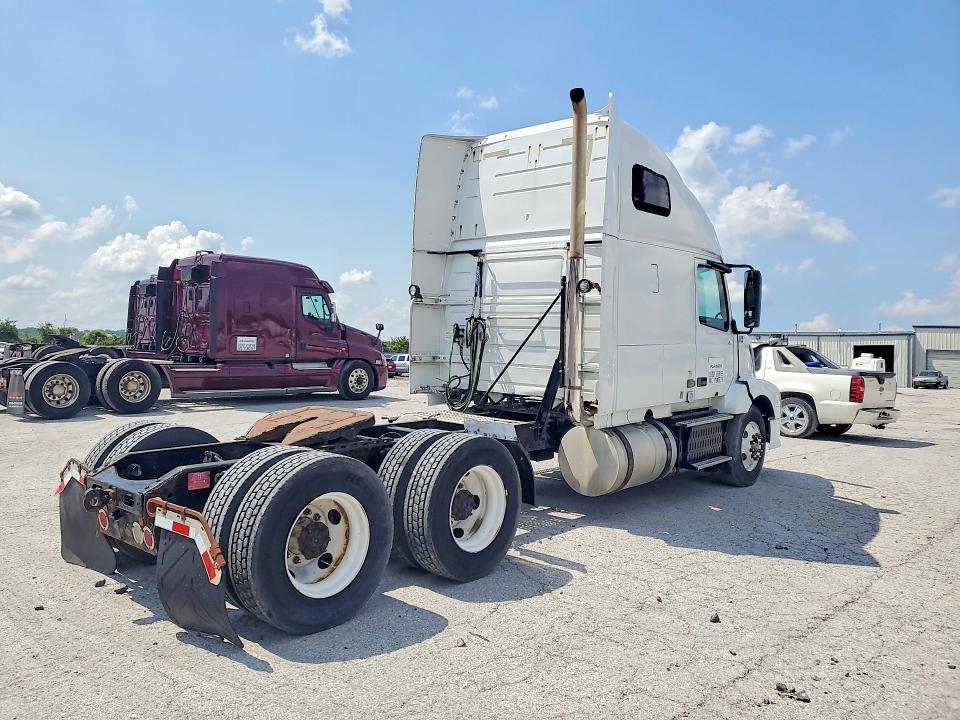 2013 Volvo VIN 4V4NC9TH4DN568607 COPART salvage auction — MINOR DENT/SCRATCHES, Ks - Dealer Only Clean Title, sold $1,050 on 2026-08-20 (photo 3)