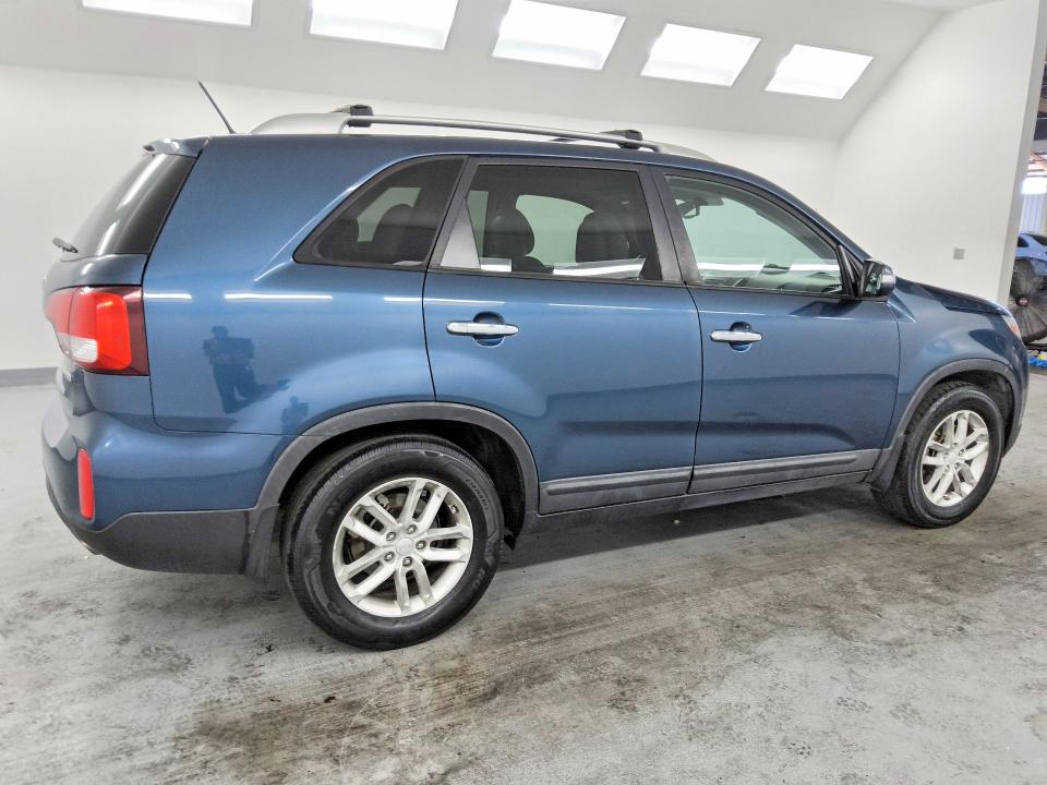 2015 Kia Sorento VIN 5XYKT4A62FG570577 COPART salvage auction — MINOR DENT/SCRATCHES, AZ - CERTIFICATE OF TITLE, sold $1,000 on 2026-07-28 (photo 3)