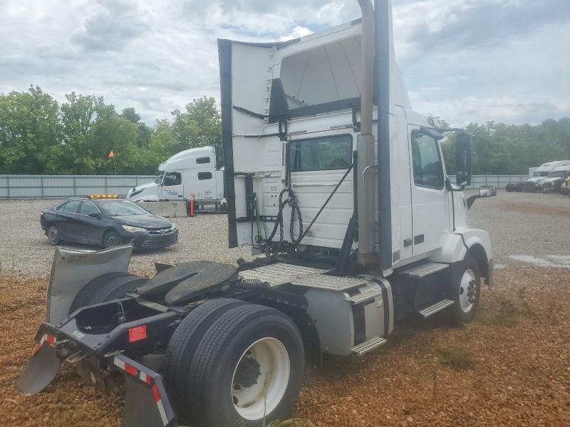 2018 Volvo VIN 4V4N39TG8JN892761 COPART salvage auction — MINOR DENT/SCRATCHES, In - Certificate Of Title, sold $6,000 on 2026-08-18 (photo 4)