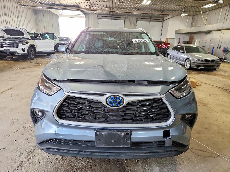 2021 Toyota Highlander VIN 5TDGBRCH4MS066049 COPART salvage auction — SIDE, Salvage Title, sold $12,500 on 2026-07-27 (photo 5)