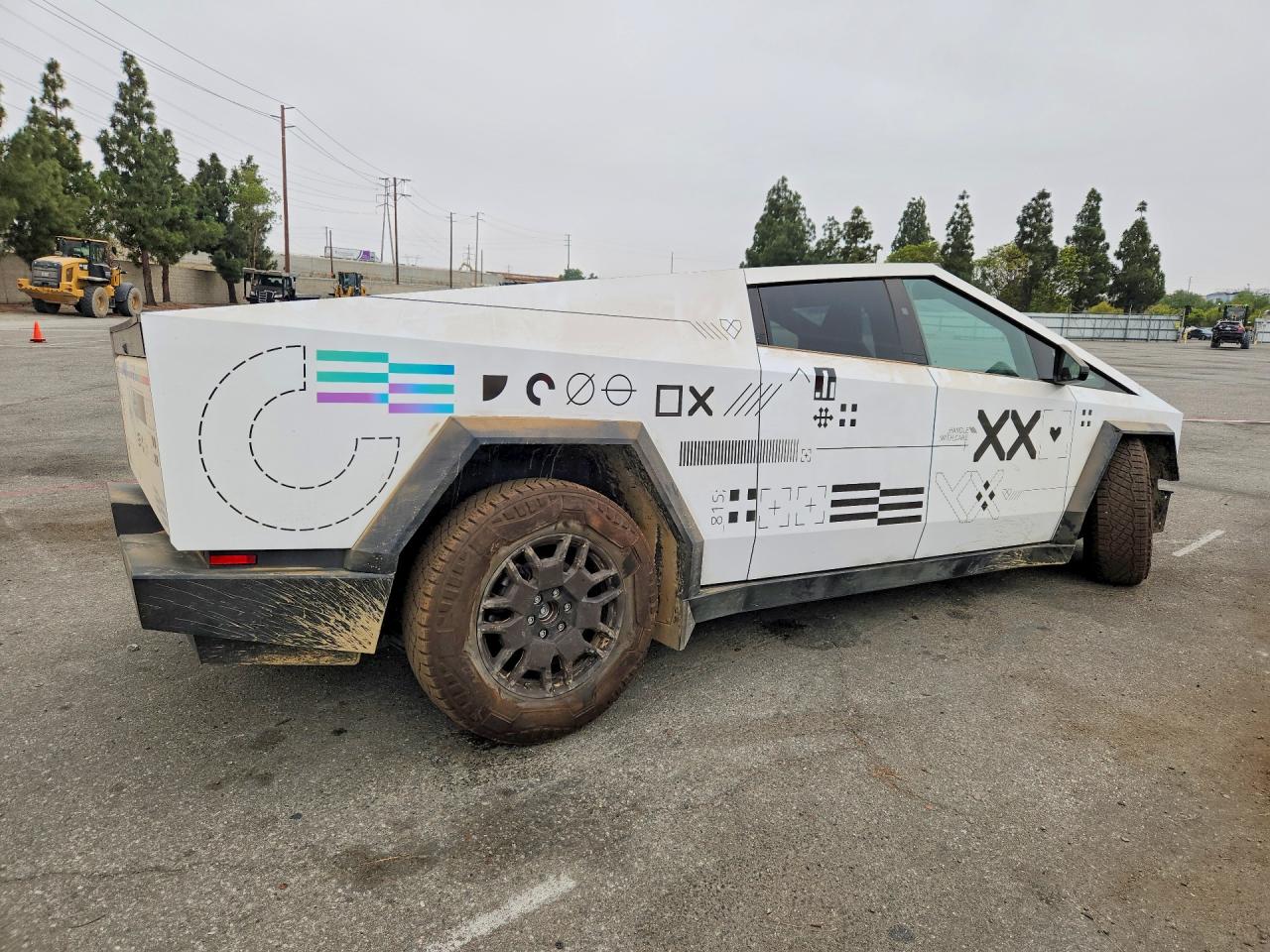 2024 Tesla Cybertruck VIN 7G2CEHEE2RA037271 COPART salvage auction — All Over, CA - SALVAGE CERTIFICATE, sold $33,250 on 2026-08-11 (photo 3)