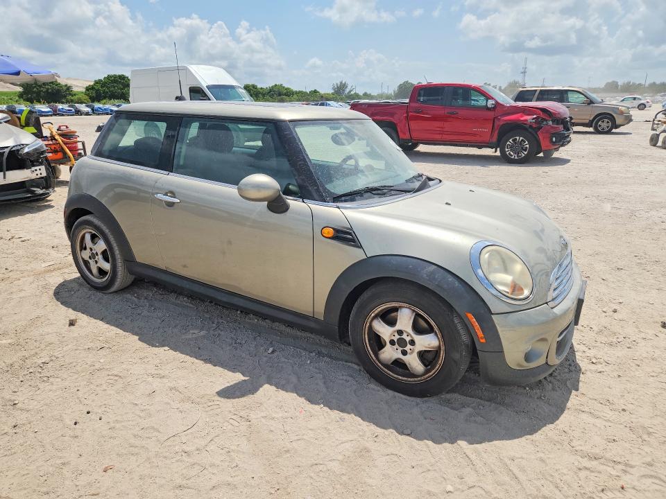 2011 Mini Cooper VIN WMWSU3C58BTX96727 COPART salvage auction — MECHANICAL, FL - CERTIFICATE OF TITLE, sold $250 on 2026-07-28 (photo 4)