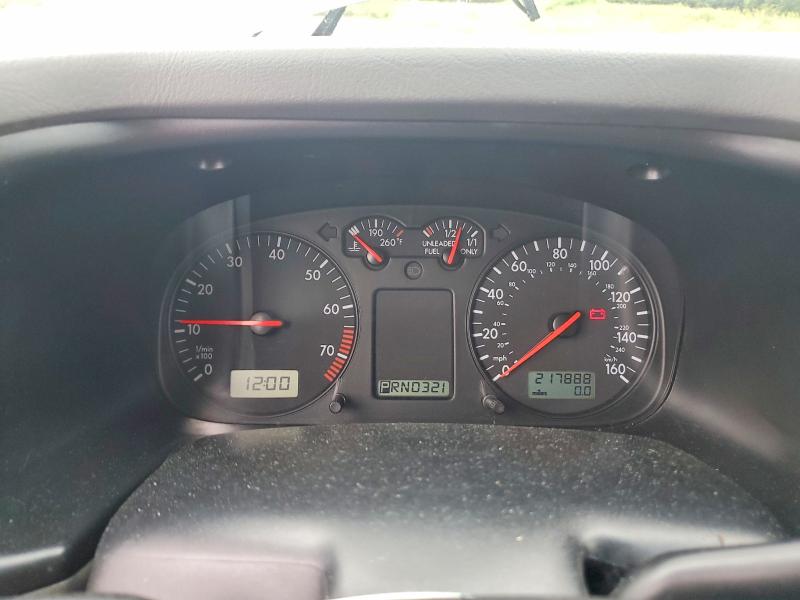 2002 Volkswagen Eurovan VIN WV2KB47042H096916 COPART salvage auction — MINOR DENT/SCRATCHES, MI - DEALER ONLY CLEAN TITLE (P), sold $475 on 2026-07-30 (photo 9)