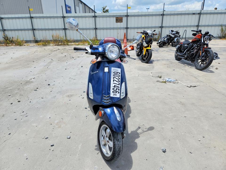 2015 Vespa Primavera VIN ZAPC536B4F5100184 COPART salvage auction — MINOR DENT/SCRATCHES, Fl - Certificate Of Title, sold $375 on 2026-07-27 (photo 2)