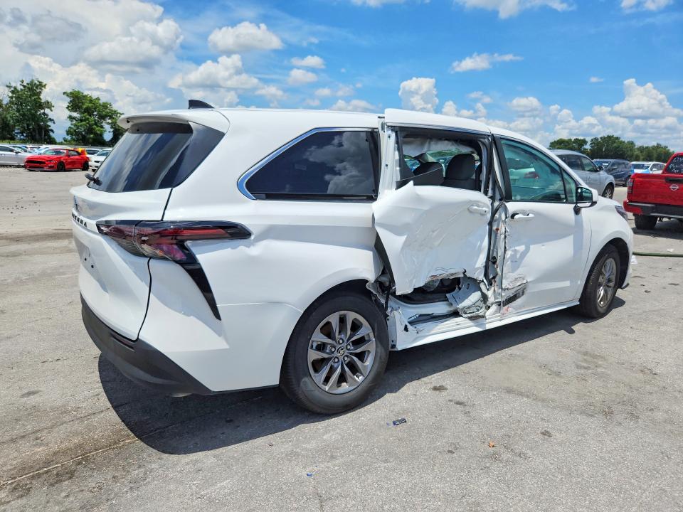 2026 Toyota Sienna VIN 5TDKRKEC2TS290336 COPART salvage auction — SIDE, Fl - Certificate Of Title (P), sold $20,100 on 2026-07-14 (photo 3)