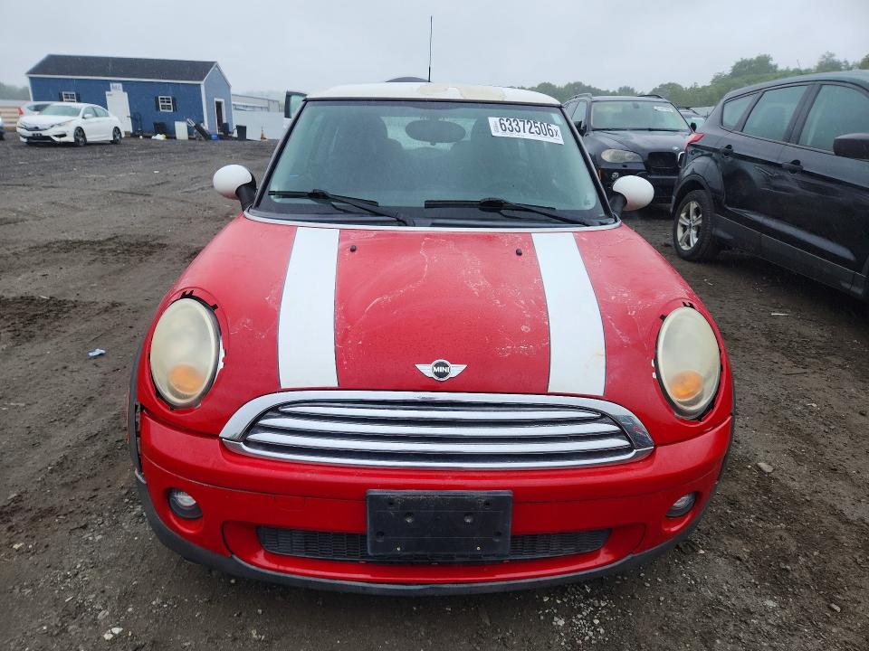 2009 Mini Cooper VIN WMWMF33529TW76970 COPART salvage auction — MINOR DENT/SCRATCHES, MA - CERTIFICATE OF TITLE, sold $375 on 2026-08-05 (photo 5)