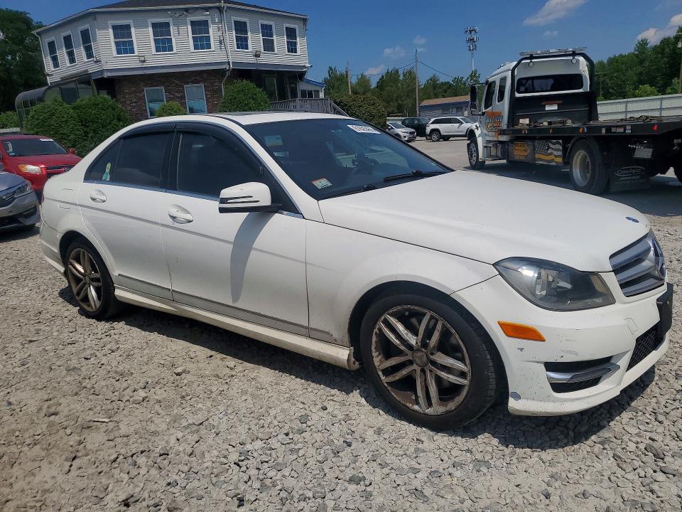 2013 Mercedes-benz C class VIN WDDGF8AB8DR296954 COPART salvage auction — MINOR DENT/SCRATCHES, MA - CERTIFICATE OF TITLE, sold $475 on 2026-07-23 (photo 4)