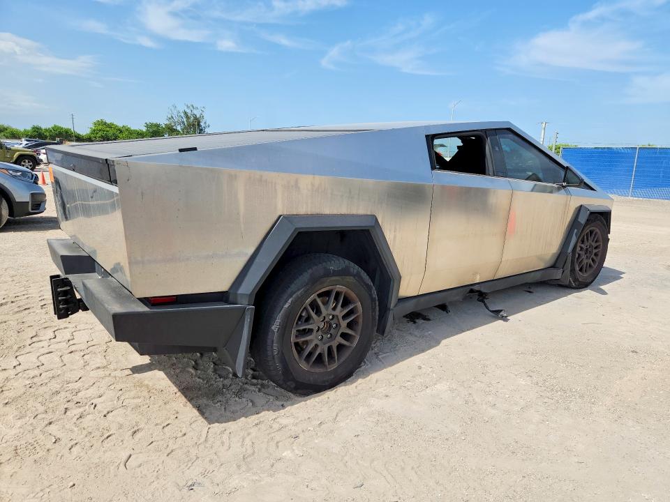 2025 Tesla Cybertruck VIN 7G2CEHED7SA072420 COPART salvage auction — WATER/FLOOD, FL - CERTIFICATE OF DESTRUCTION, sold $26,500 on 2026-09-16 (photo 3)
