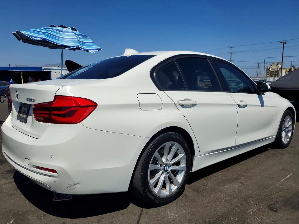 2018 BMW 3er VIN WBA8A9C5XJAH14709 COPART salvage auction — MINOR DENT/SCRATCHES, Ca - Dis/Dlr/Exp Only Clean Title (P), sold $3,200 on 2026-07-20 (photo 3)