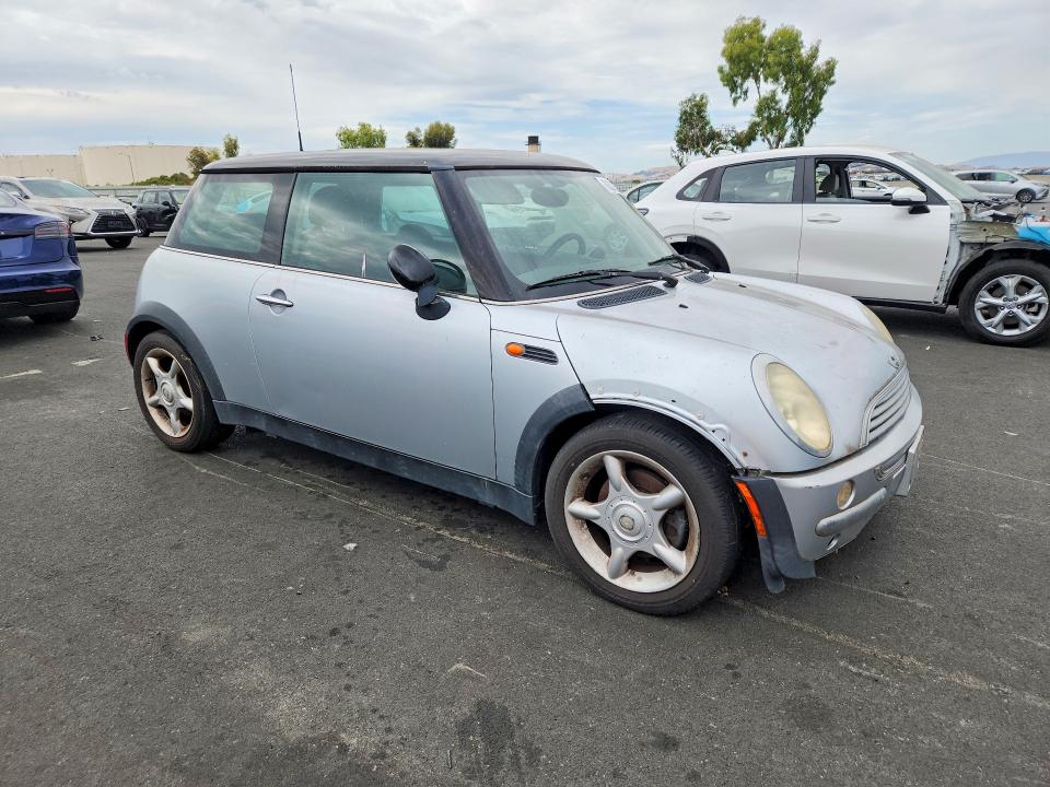 2004 Mini Cooper VIN WMWRC33434TJ62740 COPART salvage auction — MINOR DENT/SCRATCHES, CA - DIS/DLR/EXP ONLY CLEAN TITLE, sold $225 on 2026-07-20 (photo 4)