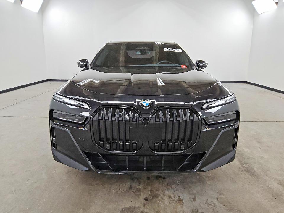 2023 BMW 7 series VIN WBA33EJ01PCN17880 COPART salvage auction — MINOR DENT/SCRATCHES, Il - Certificate Of Title, sold $62,500 on 2026-08-06 (photo 5)