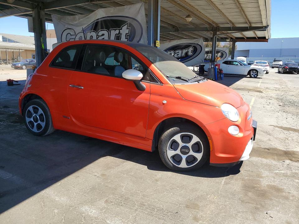 2015 Fiat 500 VIN 3C3CFFGEXFT652916 COPART salvage auction — MINOR DENT/SCRATCHES, Ca - Dis/Dlr/Exp Only Clean Title, sold $700 on 2026-08-04 (photo 4)