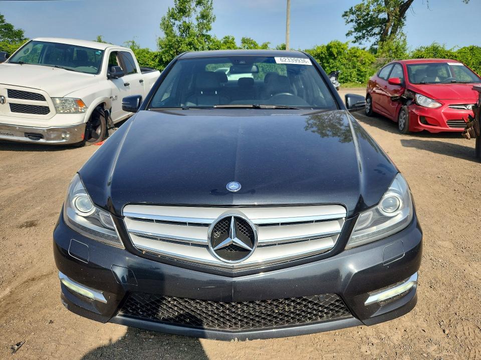 2012 Mercedes-benz C-klasse VIN WDDGF8BB6CA719607 COPART salvage auction — WATER/FLOOD, Qc - Irrecuperable, sold $2,300 on 2026-08-18 (photo 5)