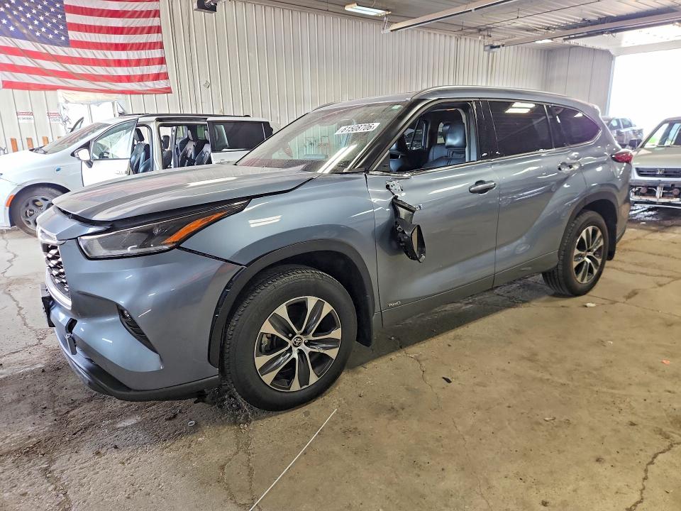 2021 Toyota Highlander VIN 5TDGBRCH4MS066049 COPART salvage auction — SIDE, Salvage Title, sold $12,500 on 2026-07-27 (photo 1)