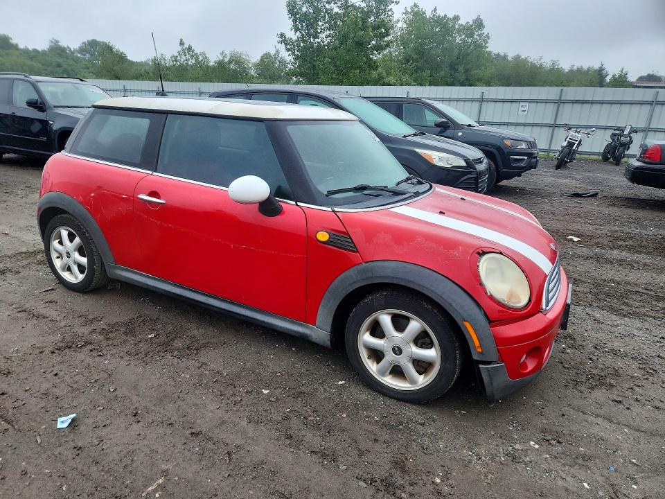 2009 Mini Cooper VIN WMWMF33529TW76970 COPART salvage auction — MINOR DENT/SCRATCHES, MA - CERTIFICATE OF TITLE, sold $375 on 2026-08-05 (photo 4)