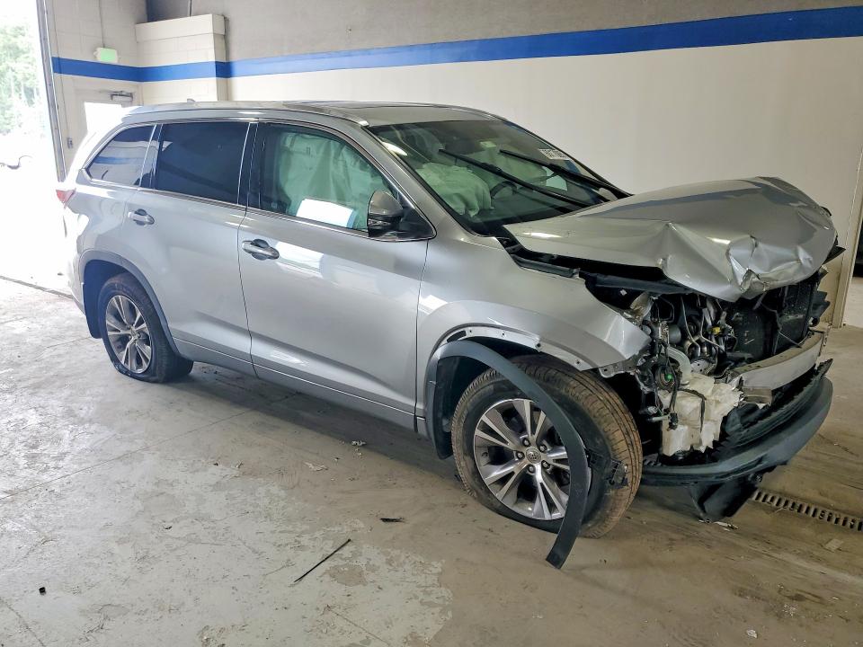 2015 Toyota Highlander VIN 5TDJKRFHXFS191996 COPART salvage auction — FRONT END, VA - CERT OF TITLE - SALVAGE, sold $5,200 on 2026-07-31 (photo 4)