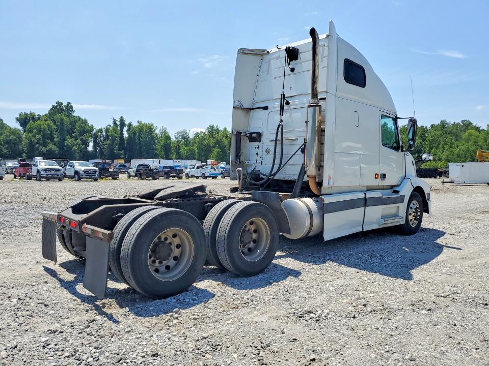 2005 Volvo Vn VIN 4V4NC9GH35N374503 COPART salvage auction — MINOR DENT/SCRATCHES, SC - CERTIFICATE OF TITLE, sold $2,550 on 2026-09-02 (photo 3)