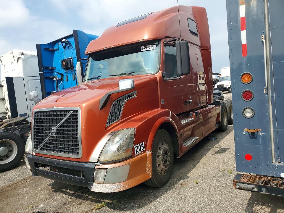 2013 Volvo VIN 4V4NC9EG9DN560328 COPART salvage auction — MINOR DENT/SCRATCHES, Mi - Certificate Of Title, sold $3,000 on 2026-08-11 (photo 1)