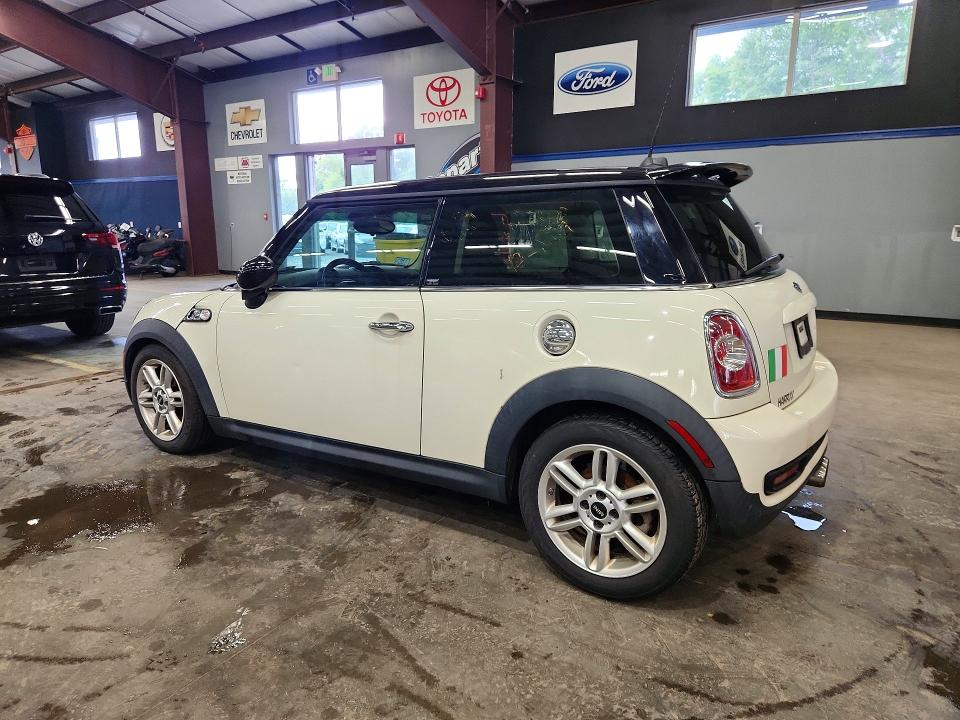 2013 Mini Cooper VIN WMWSV3C58DT394657 COPART salvage auction — MINOR DENT/SCRATCHES, Ma - Certificate Of Title (P), sold $1,800 on 2026-08-04 (photo 2)