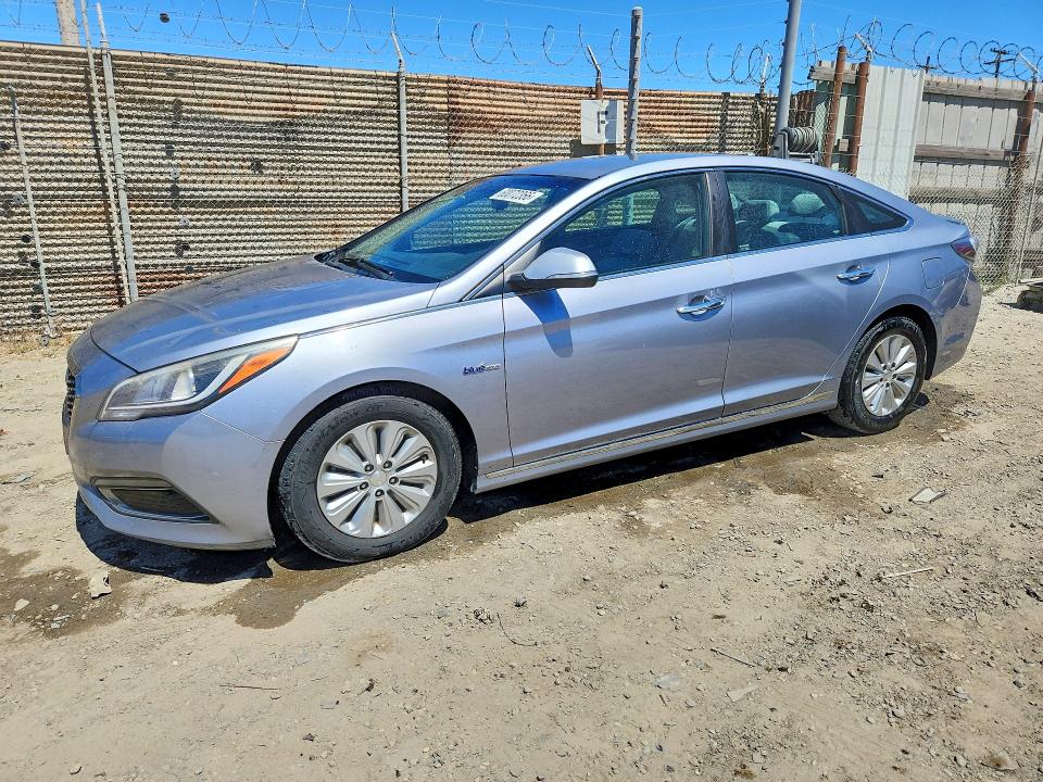 2016 Hyundai Sonata hybrid VIN KMHE24L10GA011804 COPART salvage auction — MINOR DENT/SCRATCHES, CA - DIS/DLR/EXP ONLY CLEAN TITLE, sold $700 on 2026-07-09 (photo 1)