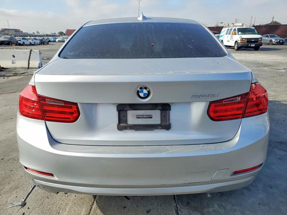 2013 BMW 3er VIN WBA3C1G53DNR44988 COPART salvage auction — UNDERCARRIAGE, CA - SALVAGE CERTIFICATE, sold $925 on 2026-08-21 (photo 6)