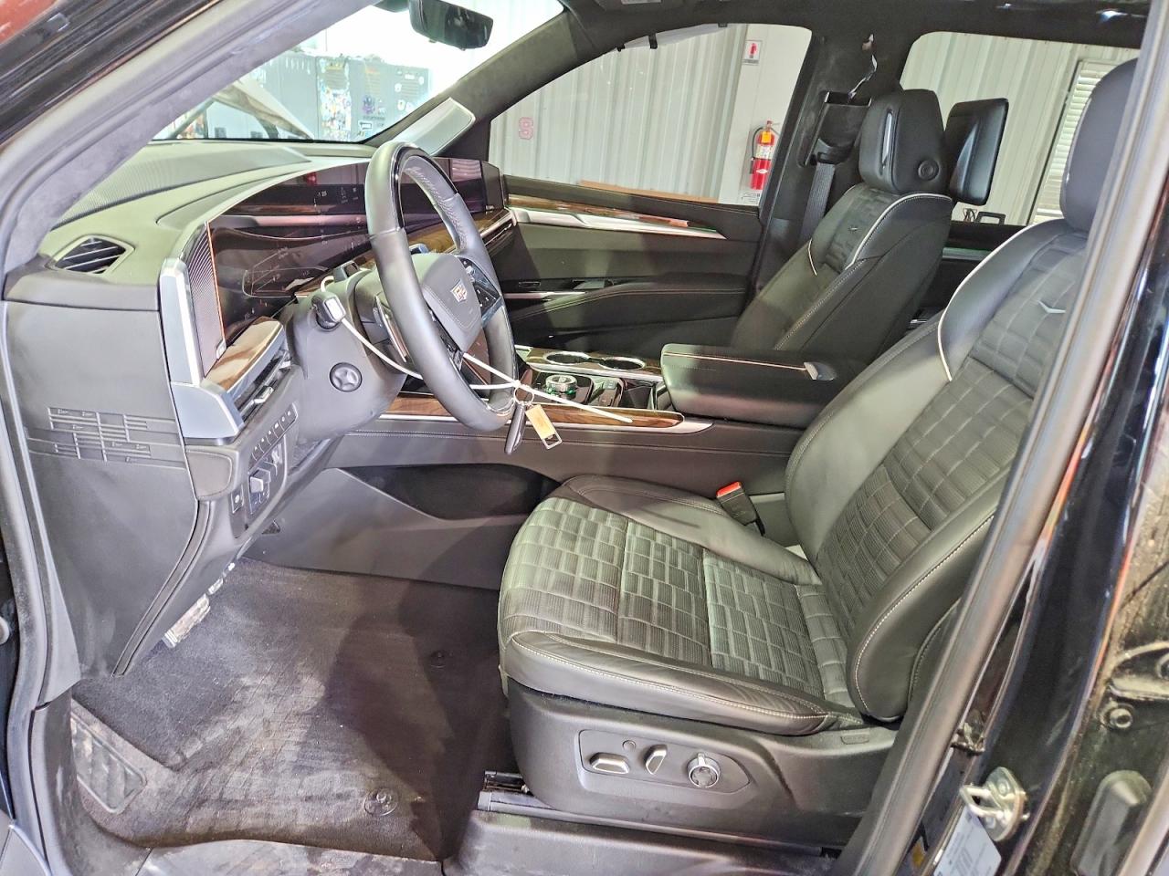 2025 Cadillac Escalade ESV VIN 1GYS9RRL4SR331561 COPART salvage auction — All Over, NY - CERTIFICATE OF TITLE, sold $67,500 on 2026-07-08 (photo 7)