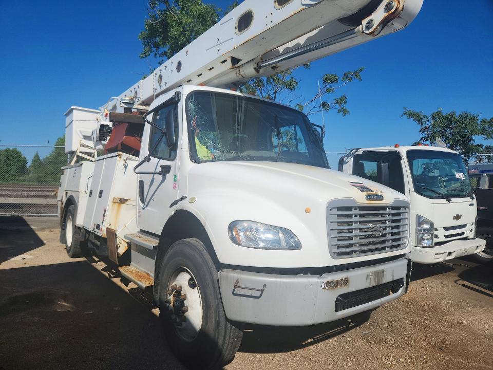 2018 Freightliner M2 106 VIN 1FVACXFC9JHJV5837 COPART salvage auction — ROLLOVER, OH - CERT OF TITLE-SALVAGE, sold $8,500 on 2026-08-05 (photo 4)