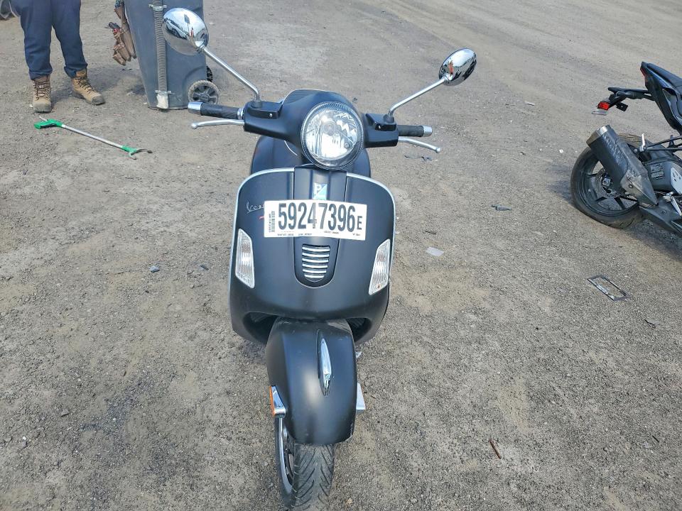 2013 Vespa Gts VIN ZAPM459L8D5703451 COPART salvage auction — FRONT END, Qc - Gravement Accidente, sold $900 on 2026-08-04 (photo 2)