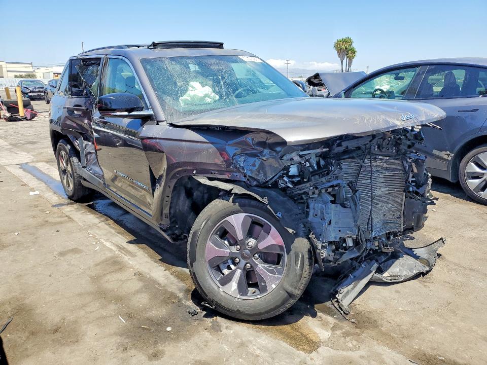 2025 Jeep Grand cherokee VIN 1C4RJYB66S8700615 COPART salvage auction — FRONT END, CA - NON-REPAIRABLE VEHICLE CERT, sold $5,100 on 2026-08-12 (photo 4)