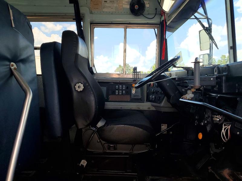 2001 International 3000 3800 VIN 1HVBBABM91H305387 COPART salvage auction — MINOR DENT/SCRATCHES, GA - CERTIFICATE OF TITLE (P), sold $925 on 2026-07-29 (photo 5)