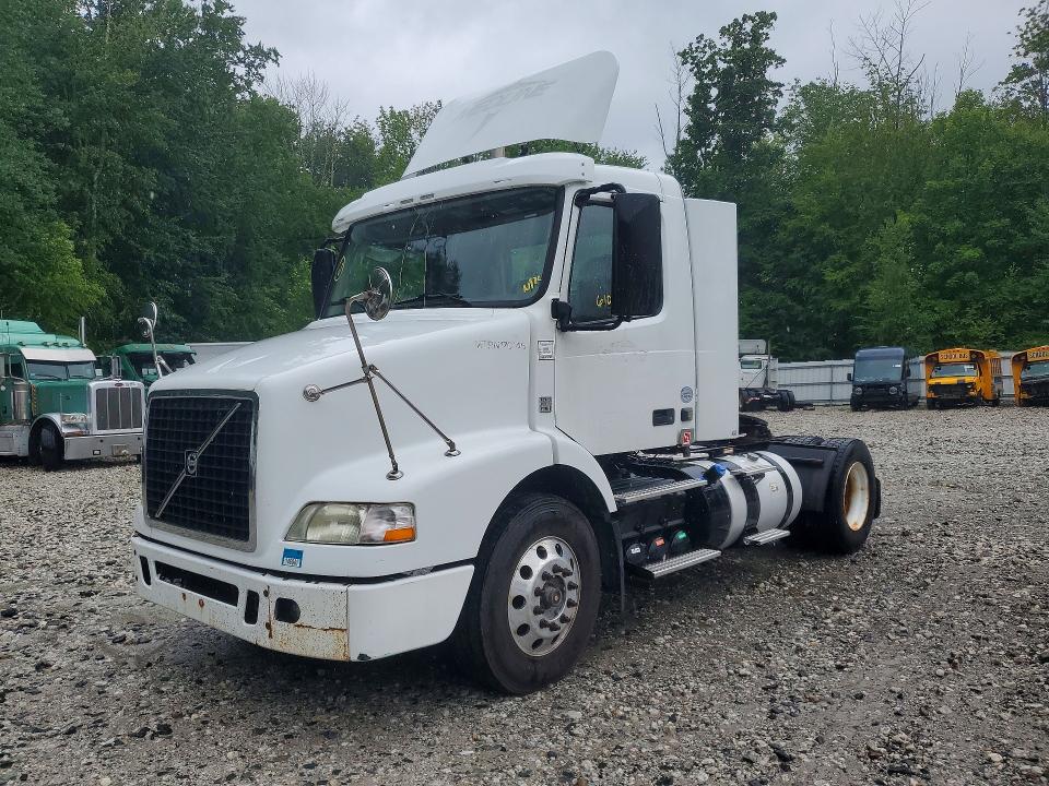 2014 Volvo VIN 4V4M19EGXEN170146 COPART salvage auction — MINOR DENT/SCRATCHES, Il - Certificate Of Title (P), sold $1,150 on 2026-08-11 (photo 1)