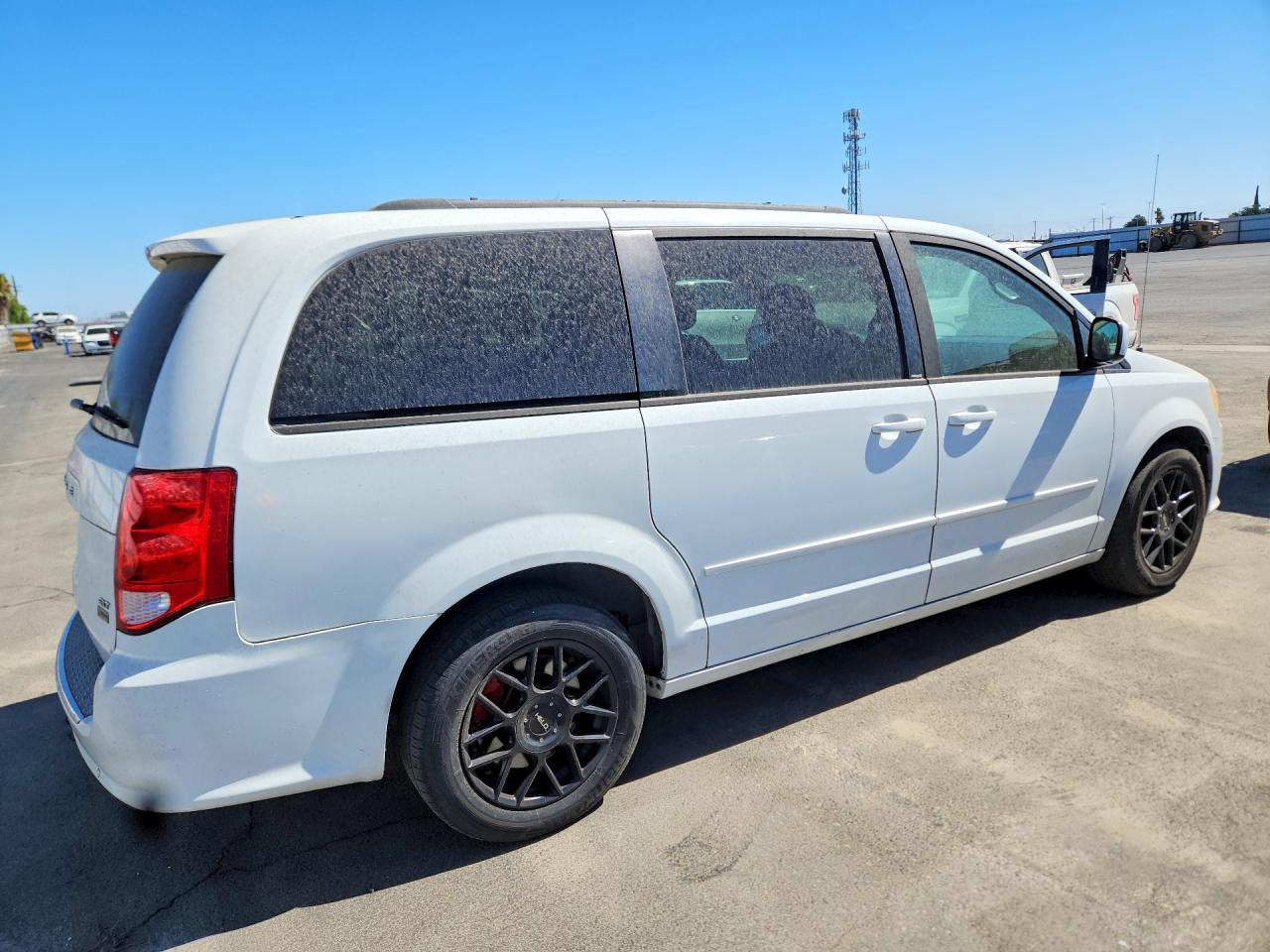2014 Dodge Caravan VIN 2C4RDGCG5ER344885 COPART salvage auction — Minor Dent/Scratches, Dv - Clean Title, sold $475 on 2026-08-20 (photo 3)