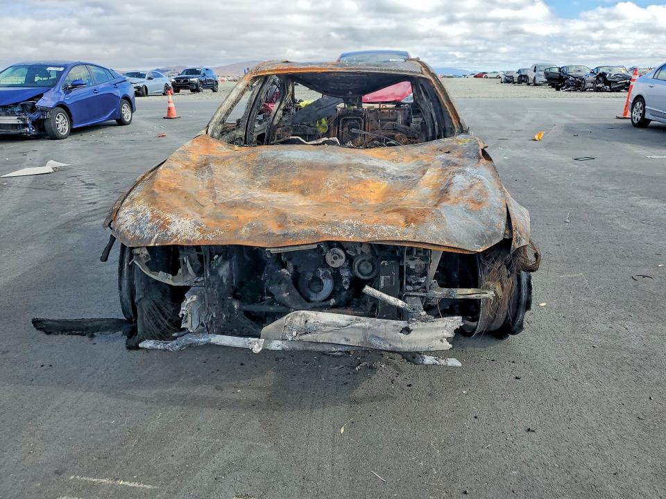 2017 BMW 3 series VIN WBA8B9C55HK676403 COPART salvage auction — BURN, CA - NON-REPAIRABLE VEHICLE CERT, sold $50 on 2026-08-17 (photo 5)
