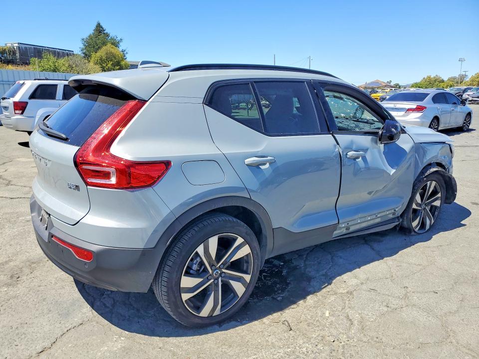 2024 Volvo Xc40 VIN YV4L12UM2R2299864 COPART salvage auction — ROLLOVER, Salvage Title, sold $2,550 on 2026-08-21 (photo 3)