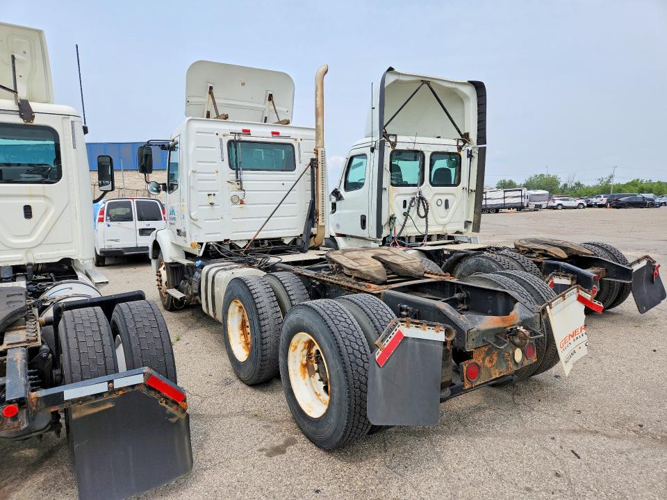 2013 Volvo VIN 4V4MC9EG4DN136633 COPART salvage auction — MINOR DENT/SCRATCHES, Mi - Certificate Of Title, sold $2,500 on 2026-08-11 (photo 2)