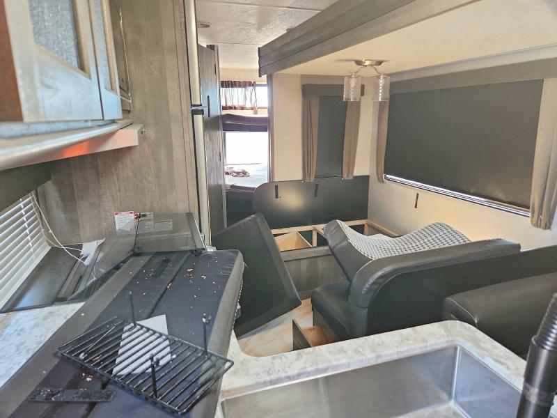 2020 Frrv Trailer VIN 4X4TVBB22L4115912 COPART salvage auction — ROLLOVER, CO - SALVAGE TITLE, sold $2,900 on 2026-09-23 (photo 6)