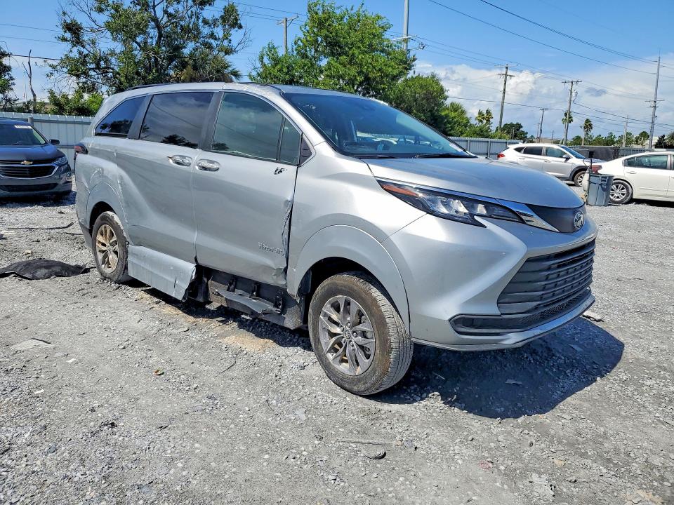 2025 Toyota Sienna VIN 5TDJRKEC3SS267254 COPART salvage auction — SIDE, FL - CERT OF TITLE SLVG REBUILDABLE (P), sold $9,700 on 2026-07-24 (photo 4)