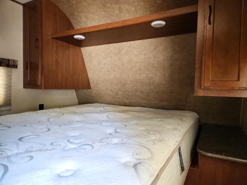 2016 Jayco jay Trailers VIN 1UJBJ0BS6G17T0052 COPART salvage auction — SIDE, ON - PERMIT NO BRAND - UNFIT, sold $225 on 2026-09-10 (photo 5)