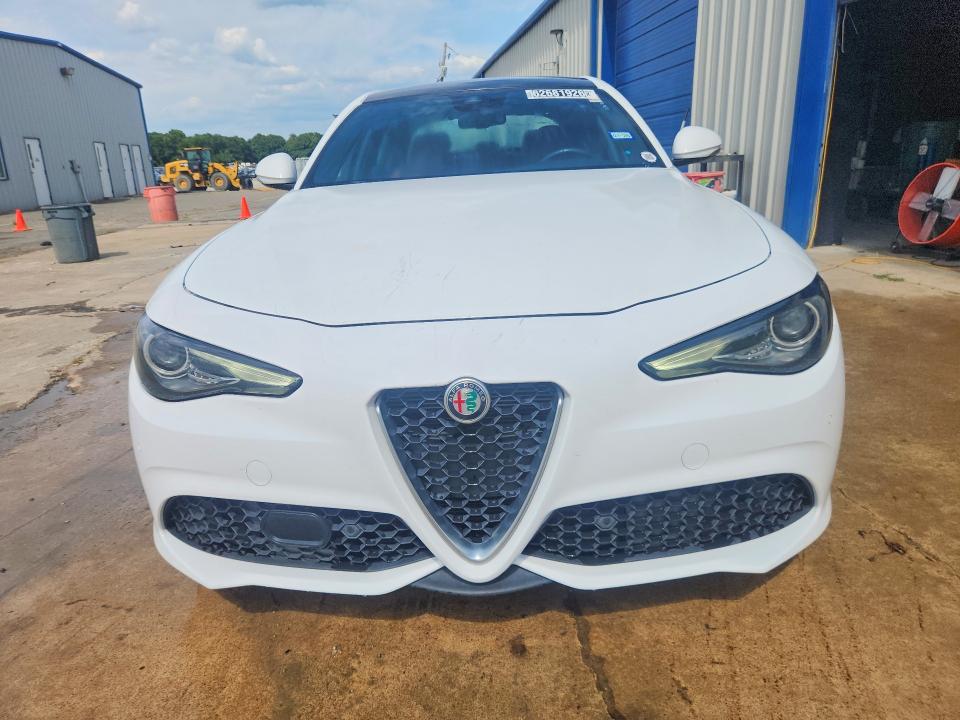 2022 Alfa romeo Giulia VIN ZARFANBN1N7656189 COPART salvage auction — MINOR DENT/SCRATCHES, TX - CERTIFICATE OF TITLE, sold $14,700 on 2026-08-25 (photo 5)