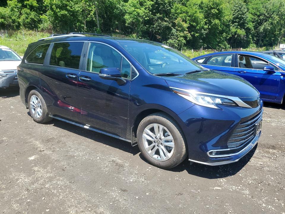 2025 Toyota Sienna VIN 5TDZSKFC1SS184668 COPART salvage auction — REAR END, Salvage Title, sold $27,500 on 2026-07-14 (photo 4)