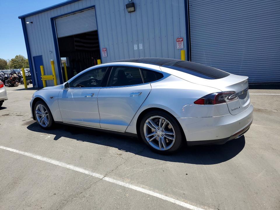 2013 Tesla Model s VIN 5YJSA1CN3DFP13548 COPART salvage auction — MINOR DENT/SCRATCHES, Ca - Dis/Dlr/Exp Only Clean Title, sold $3,500 on 2026-08-01 (photo 2)