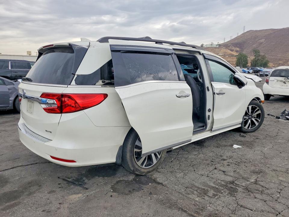 2018 Honda Odyssey VIN 5FNRL6H92JB112046 COPART salvage auction — ROLLOVER, Ca - Salvage Certificate, sold $600 on 2026-07-30 (photo 3)