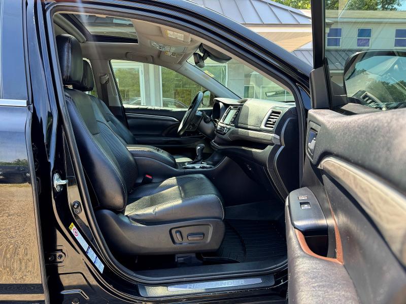 2017 Toyota Highlander VIN 5TDDZRFH9HS465555 COPART salvage auction — MINOR DENT/SCRATCHES, MA - CERTIFICATE OF TITLE (P), sold $1,500 on 2026-07-10 (photo 5)