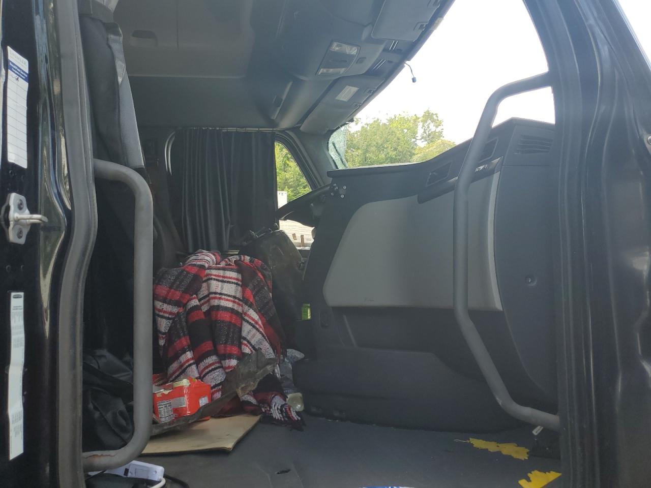 2020 Freightliner Cascadia 126 VIN 3AKJHHDRXLSLR1808 COPART salvage auction — All Over, ID - SALVAGE CERTIFICATE OF TITLE, sold $2,950 on 2026-07-09 (photo 5)