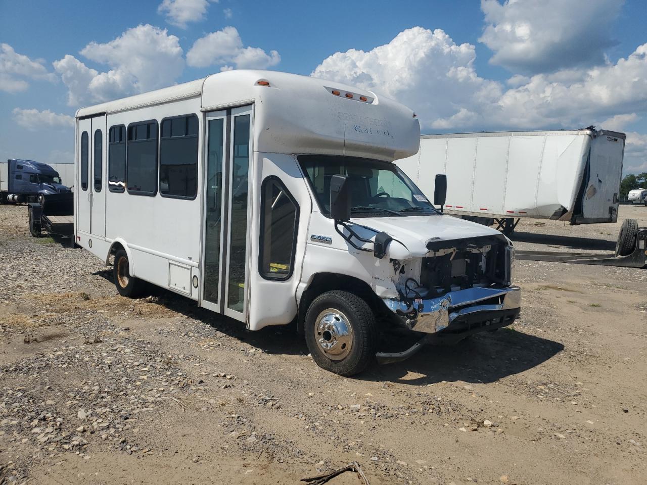 2019 Ford E-350 VIN 1FDEE3FS2KDC19132 COPART salvage auction — Front End, MO - SALVAGE CERTIFICATE OF TITLE, sold $14,800 on 2025-12-17 (photo 4)