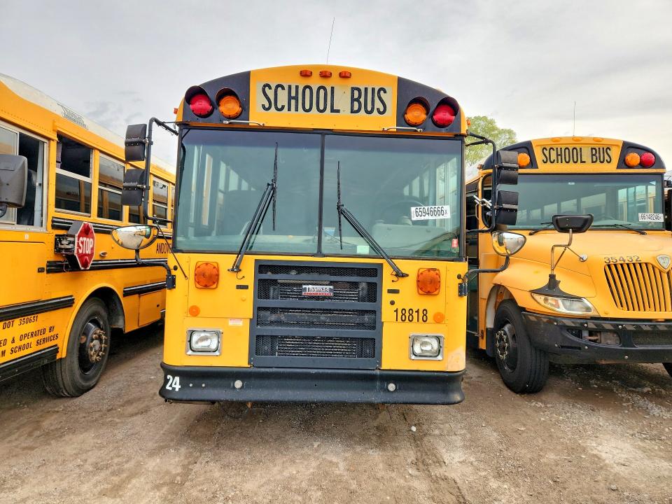 2011 Thomabuses VIN 1T88T4E24B1136056 COPART salvage auction — NORMAL WEAR, KS - CERTIFICATE OF TITLE, sold $2,000 on 2026-09-22 (photo 5)