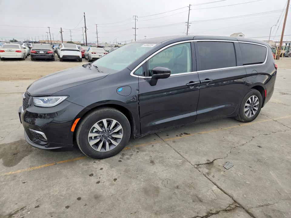 2023 Chrysler Pacifica VIN 2C4RC1L75PR626219 COPART salvage auction — MINOR DENT/SCRATCHES, Ca - Salvage Certificate, sold $11,400 on 2026-08-17 (photo 1)