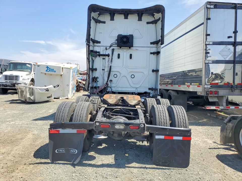 2024 Freightliner Cascadia 126 VIN 3AKJHHDR7RSUV0810 COPART salvage auction — MINOR DENT/SCRATCHES, CA - DIS/DLR/EXP ONLY CLEAN TITLE, sold $28,500 on 2026-08-25 (photo 6)