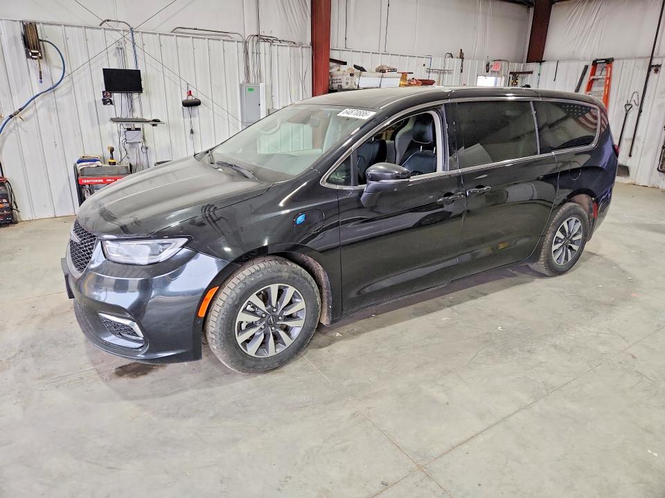2023 Chrysler Pacifica VIN 2C4RC1L75PR572694 COPART salvage auction — MINOR DENT/SCRATCHES, Va - Certificate Of Title, sold $10,900 on 2026-10-12 (photo 1)